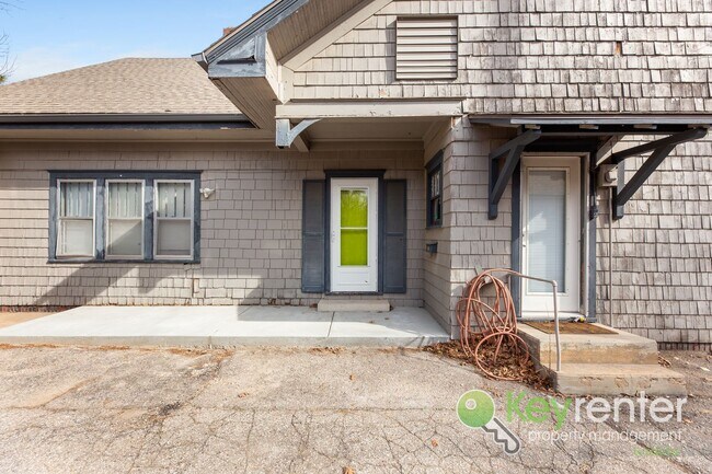 Building Photo - E Lewis St Duplex