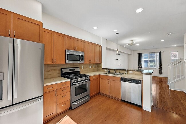 Building Photo - Modern 3-Story Tacoma Condo – Downtown Cit...