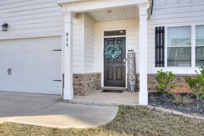 Building Photo - Beautiful 5 Bedroom 3 Bath