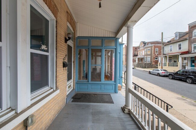 Building Photo - 325 1/2 N. Franklin St