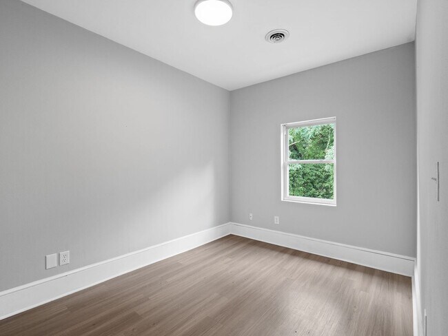 Building Photo - 926 Winona Ave SW