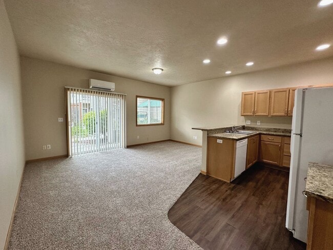 Building Photo - (MUS 1952) Beautiful 3 Bed/2 Bath Town Home