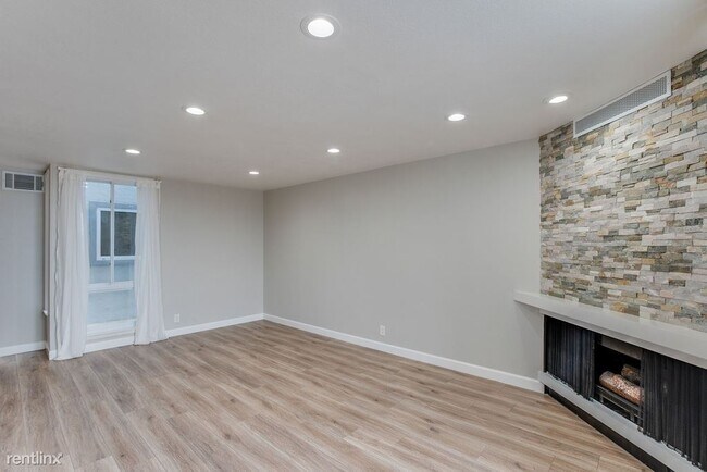 Building Photo - 3 br, 2 bath Duplex - 132 Byrne Street