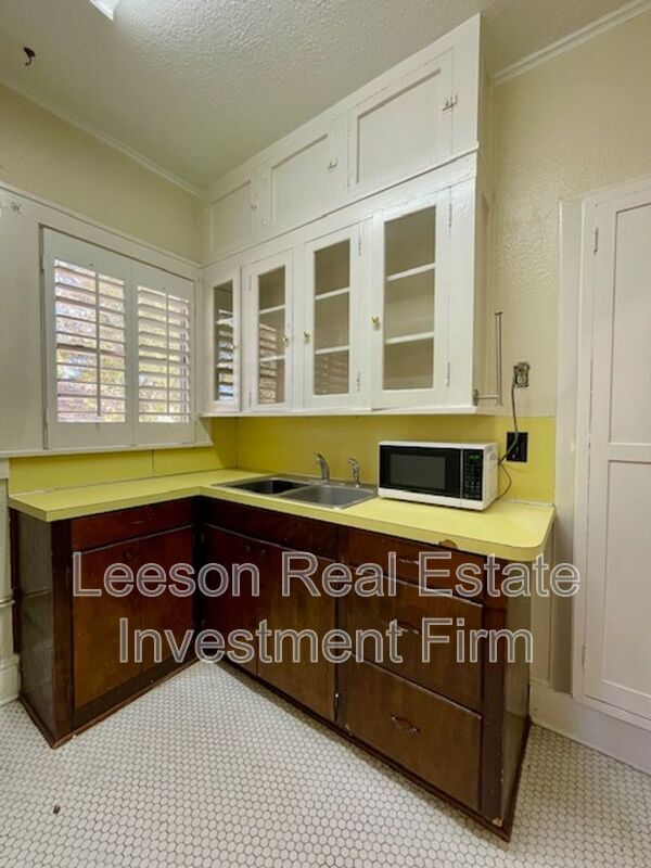 Building Photo - 458 Forest Ave