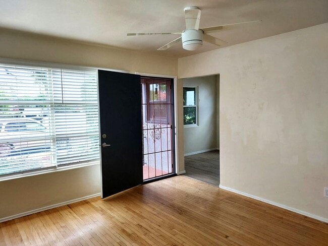 Building Photo - South Park Area 2 Bedroom Cottage w/Garage