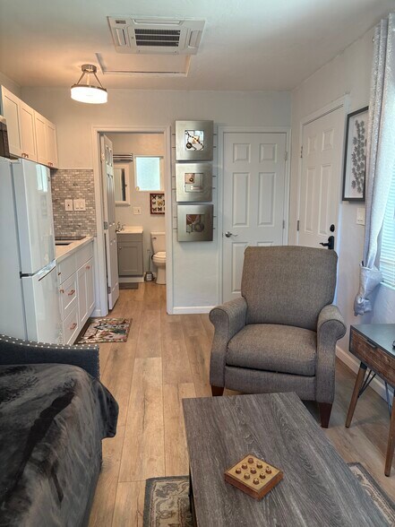 Studio Apt B - 435 Lincoln Ave
