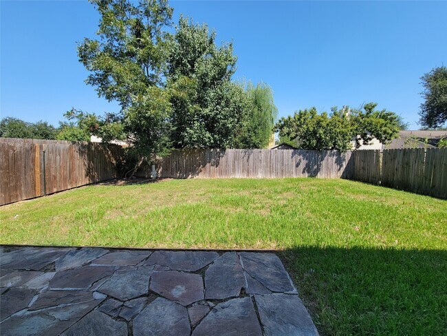 Building Photo - 5746 Roehampton Ct