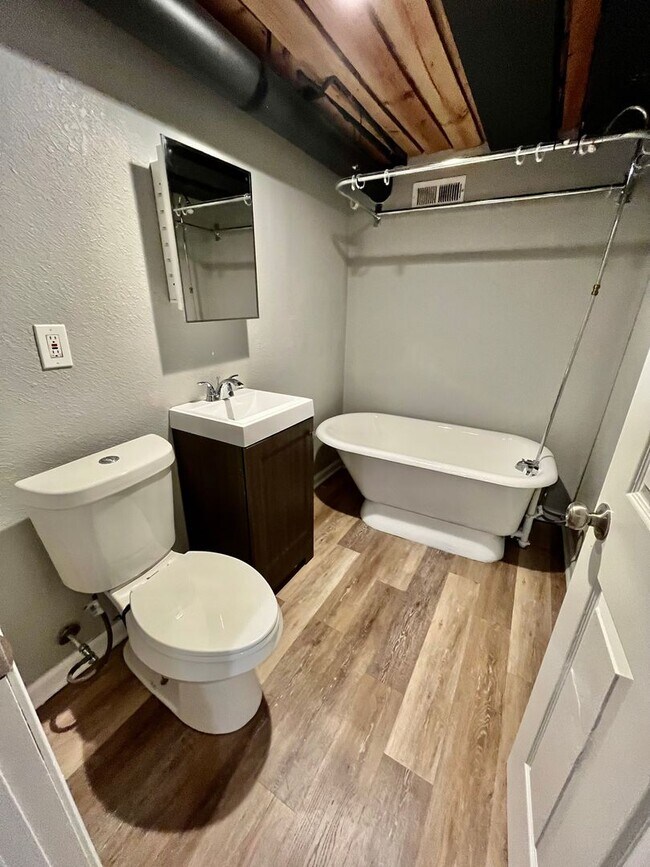Building Photo - Comfortable 1 bedroom condo unit in KCMO!