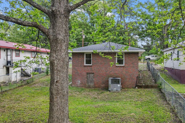 Building Photo - 402 Carver Ave