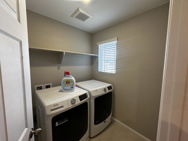 Building Photo - Available May! Beautiful home in Murphy Creek!