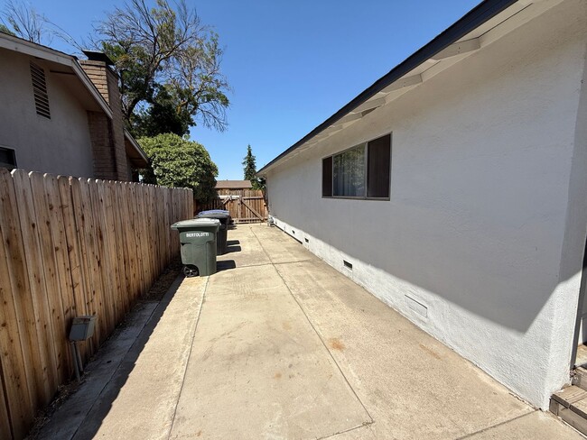 Building Photo - Updated single story home located in Ceres!