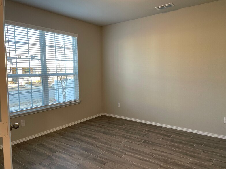 Building Photo - 10032 Adams Ln