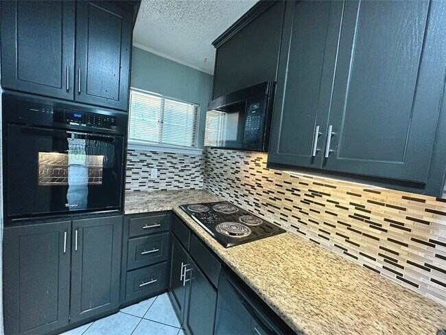 Building Photo - 601 W 11th St