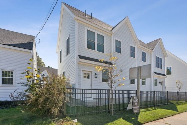 Primary Photo - 4 Hoxton Ln