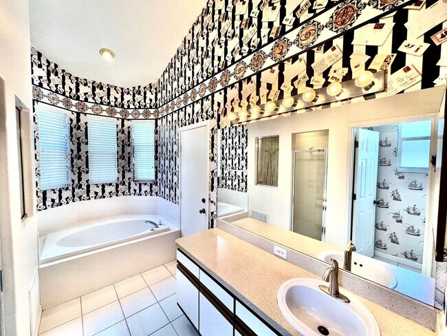 Building Photo - Stunning 3BD/2BTH Pool Home in Tarpon Spri...