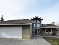 Building Photo - Grandiose Home on 1 Acre -- in East Wenatchee for Rent!!