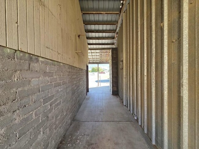 Building Photo - Large 3 Bedroom, 2.5 Bath on Beautiful, HU...
