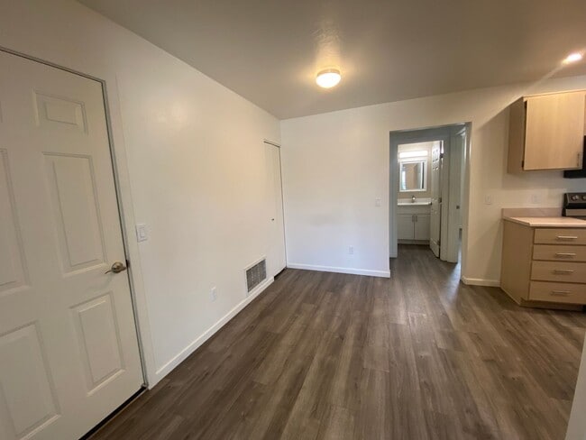 Building Photo - 6000 N Rockland Dr