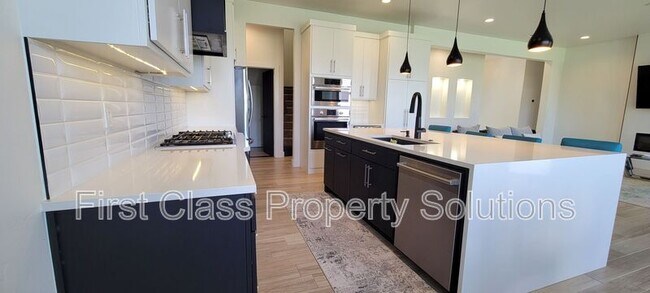 Building Photo - 5001 SW 128th Ct