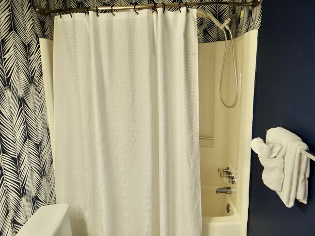 Building Photo - Furnished All-Inclusive 4bed/3bath condo a...