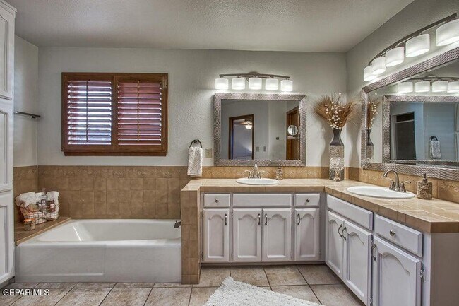 Building Photo - 6344 Via Aventura Dr