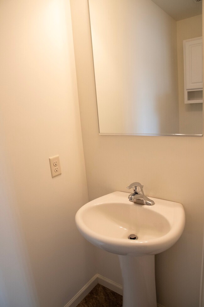 Building Photo - 320 Meadow View Dr