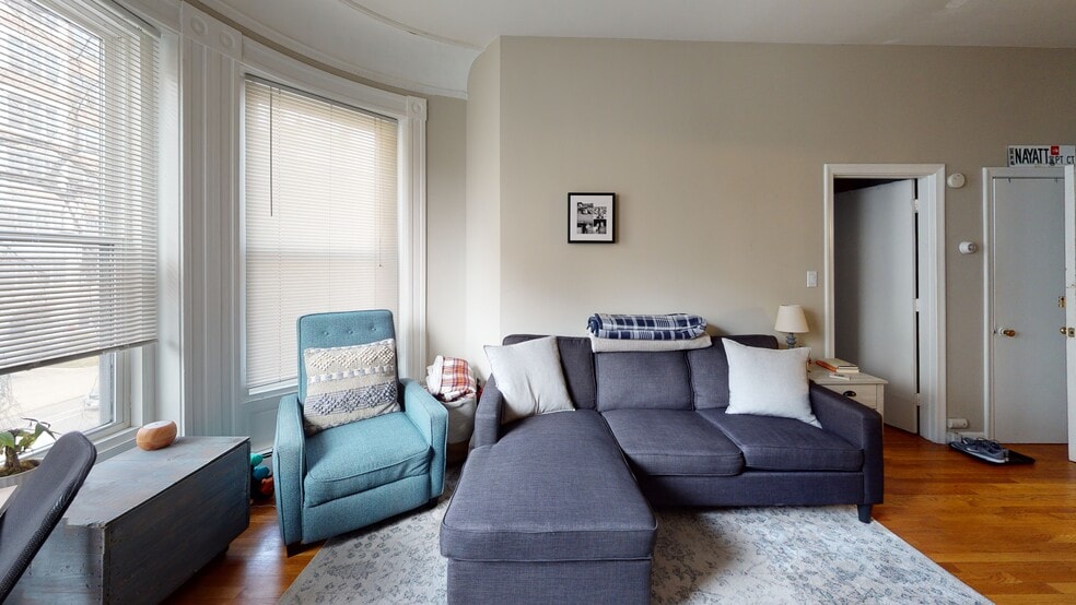 Building Photo - 856 Beacon St