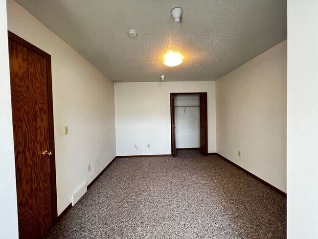 Building Photo - $1,800 | 3 Bedroom, 2 Bathroom Apartment |...