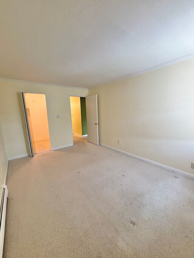Building Photo - 1150 Golden Cir