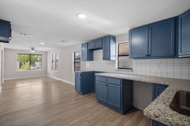 Building Photo - 10118 Norvic St