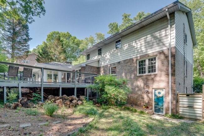Building Photo - 2663 Rangewood Dr NE