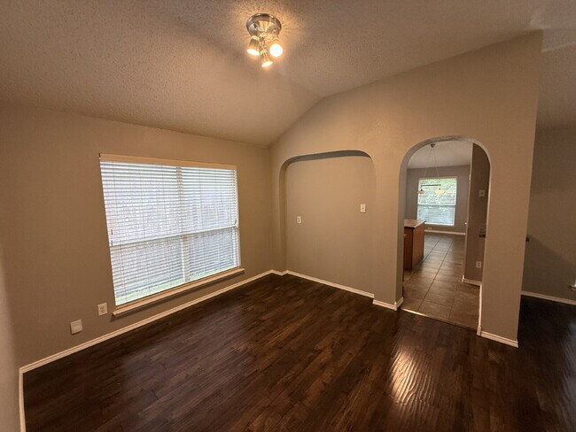 Building Photo - Charming 3 Bedroom Haven with 2 Full Baths in Fort Worth. Spacious 1748 Sq. Ft. Retreat on Comfor...