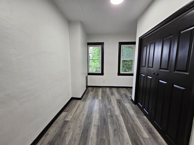 Building Photo - 3 bedroom Home for rent in the S. Side Flats