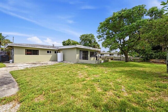 Building Photo - 740 E Evanston Cir
