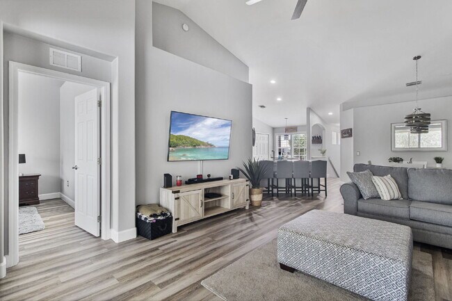 Building Photo - Charming 2-Bed, 2-Bath Condo Retreat with 1,309 Sq Ft in Fort Myers' Premier Locale!
