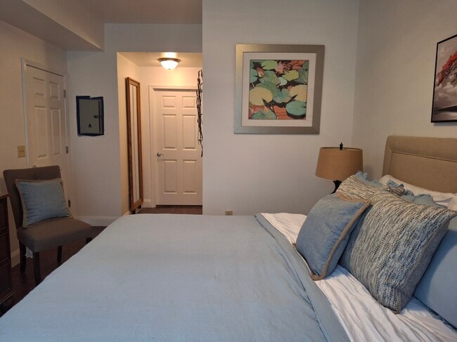 Building Photo - 300 W 5th St