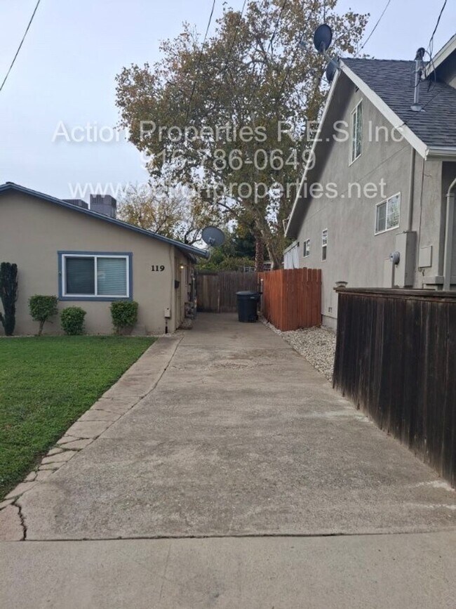 Building Photo - Central Roseville -Duplex 1 Bed, 1 Bath Duplex Large Fenced Yard, Gardener Included - No Laundry ...