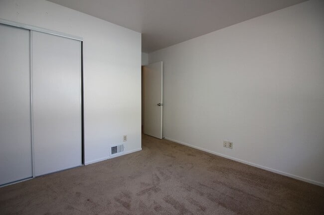 Building Photo - 2 Bedroom Condo Near Coddingtown