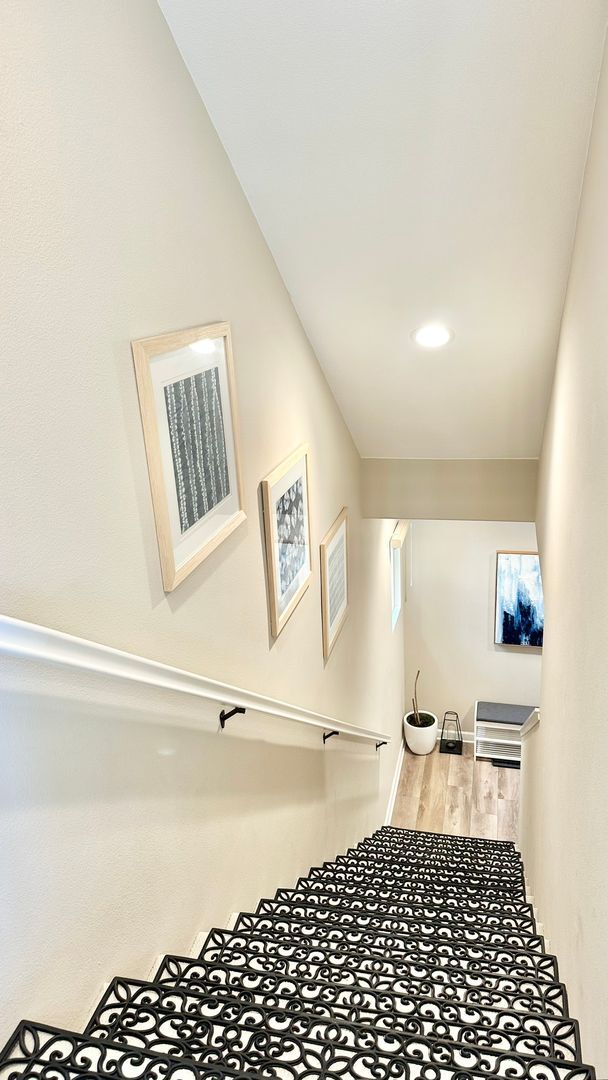 Building Photo - Beautiful "Model" Show Townhome in the Gat...