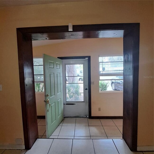 Building Photo - 627 61st Ave S