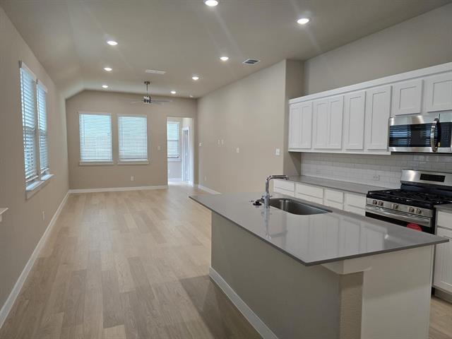 Building Photo - 3905 White Rock Dr