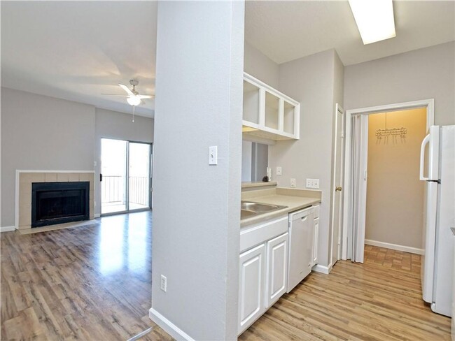 Building Photo - Beautiful 1 Bedroom, 1 Bath Condo Near The...