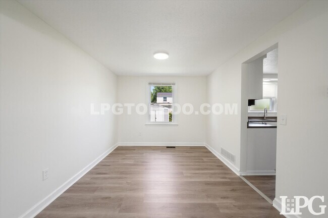Building Photo - 2121 Bromford Rd