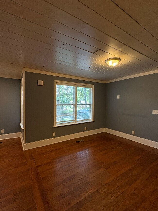 Building Photo - 4 Bedroom 2 Bath House