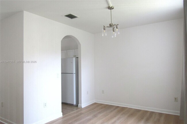 Building Photo - 1485 NE 33rd Rd