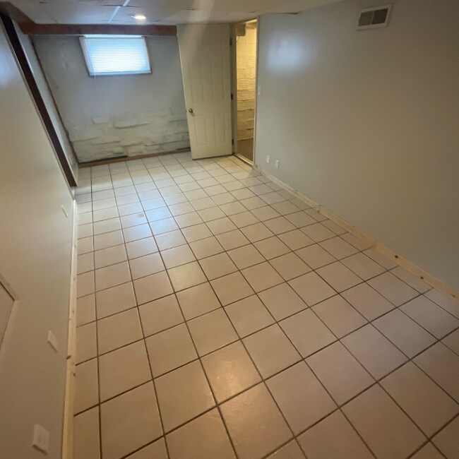 Building Photo - 416 E Hillside Dr