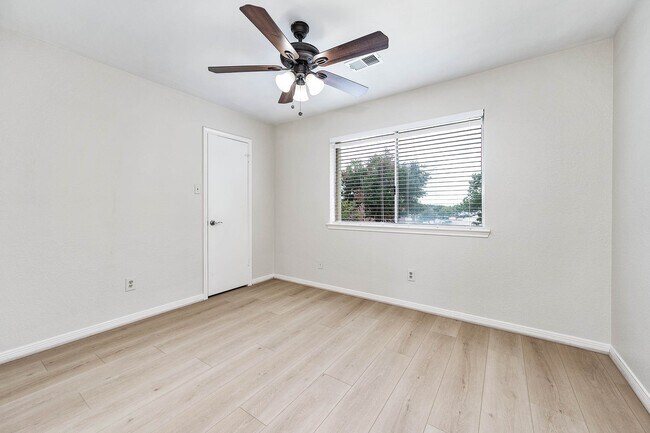 Building Photo - 4718 Sunshine Dr