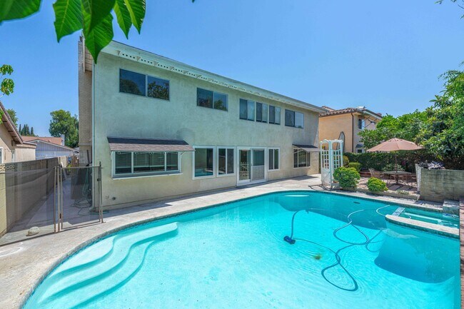 Building Photo - Spacious Elegance in the Heart of Irvine