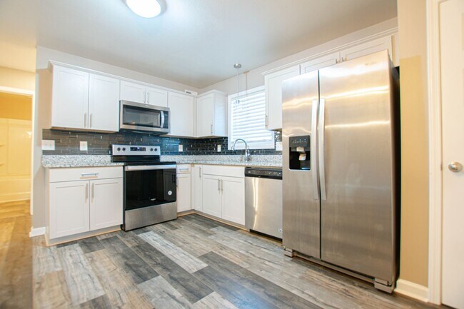 Building Photo - Pet Friendly Three Bedroom!