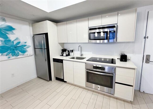 Building Photo - 2602 E Hallandale Beach Blvd